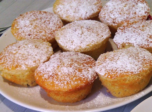 Muffins com amoras e açúcar baunilhado