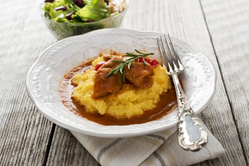 Jantar rápido: Pernas de frango com molho de tomate e kachamak